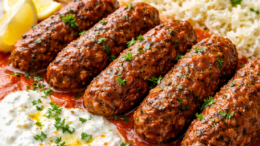 Souzuki mit Reis und Tzatziki